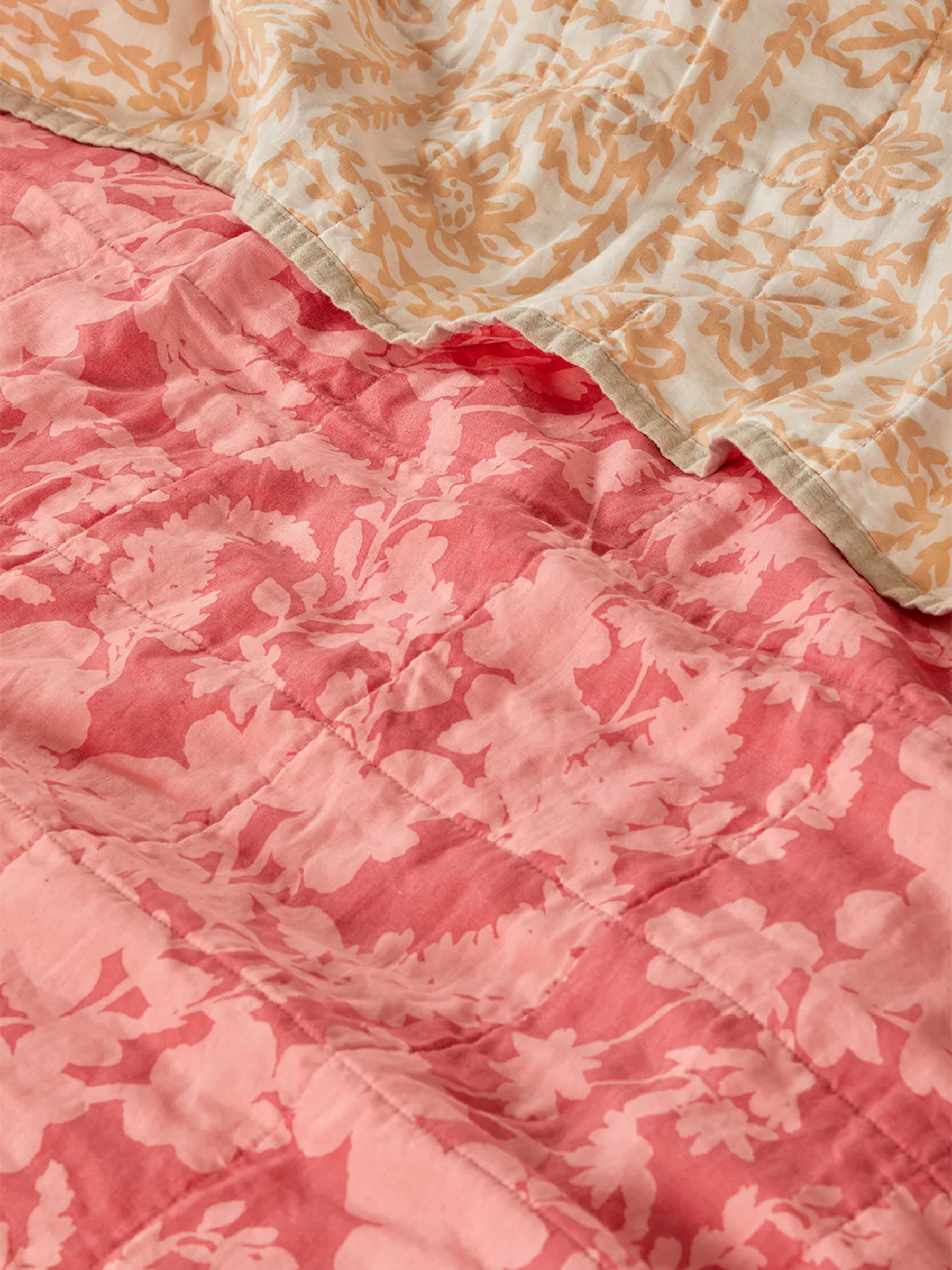 Bonnie & neil - Petal Pink & Daisy Buff Linen Quilted Throw - Image 3